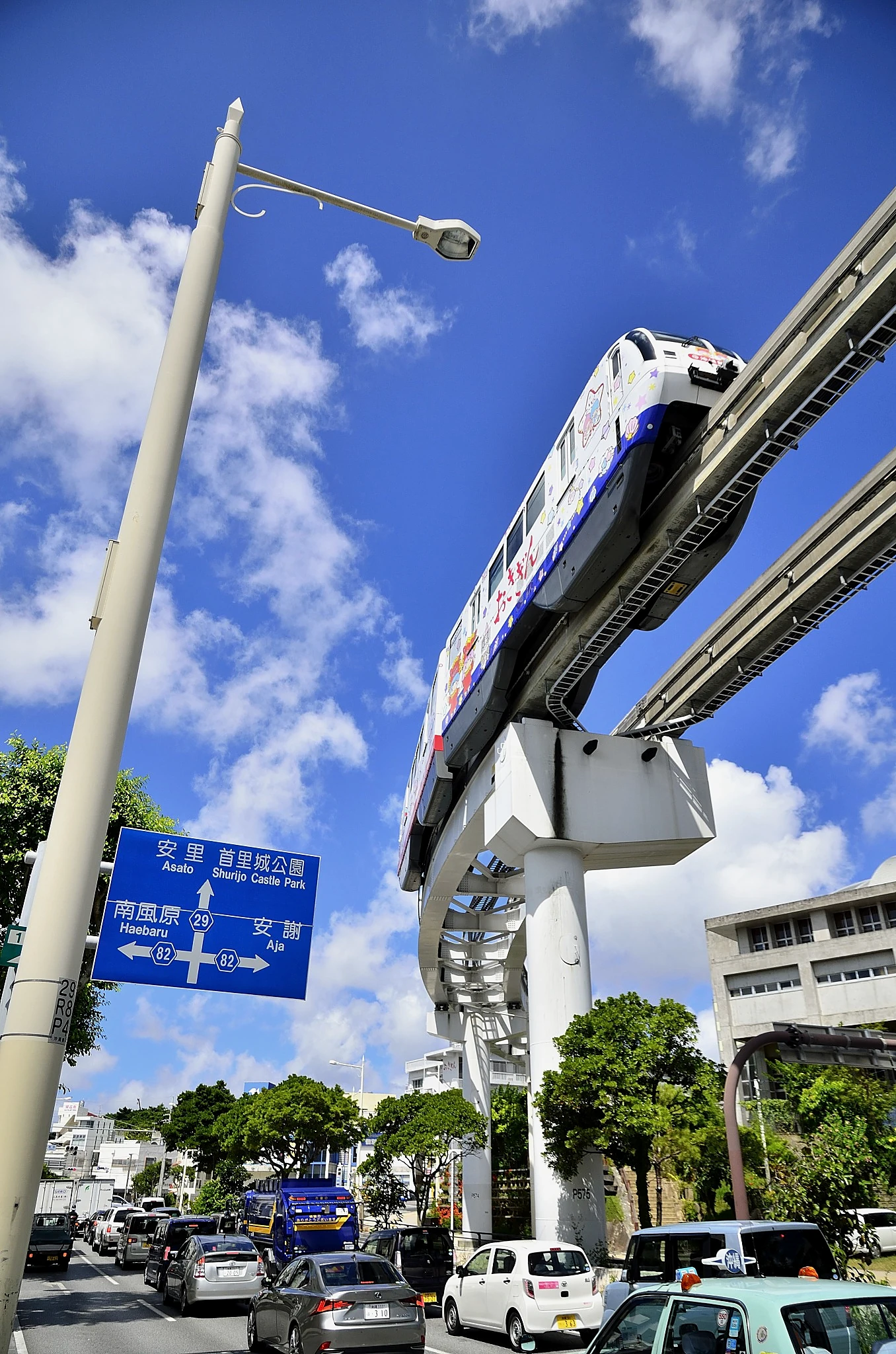 沖縄・那覇の街とモノレール